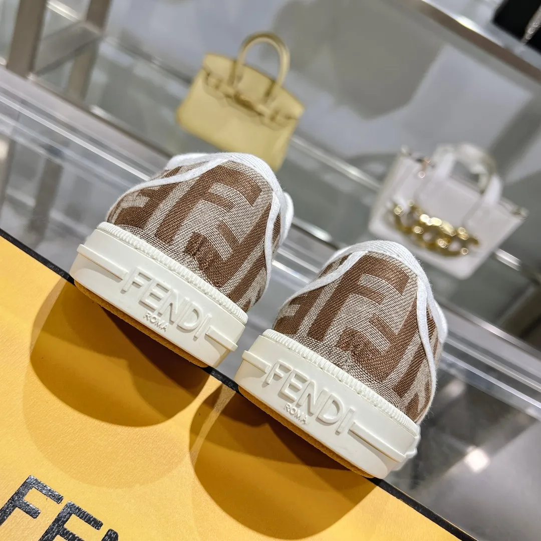 Couple style 💰460❤️Fendi Fendi's latest couple canvas shoes ❑ Fabric: Original customized imported jacquard canvas material ❑ Inner lining: Imported canvas material ❑ Sole: Original molded non-slip TPU outsole ❑ Bottom thickness: 2.5cm ❑ Size: Women's 35-40/Men's 39-45